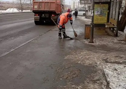 В Красноярске из-за потепления на уборку городских улиц вывели летнюю технику