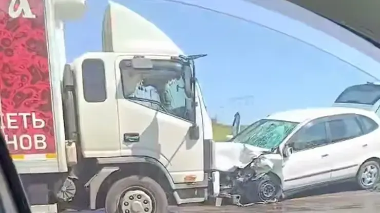Грузовик въехал в лоб легковушке в районе Дрокино под Красноярском (видео)