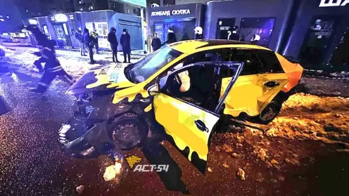 Пьяный водитель влетел в остановку в Новосибирске: 6 человек пострадали