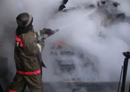 Более 20 пожарных ликвидировали возгорание в ЖК в Кемерово 