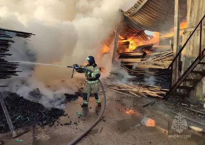 В Лесосибирске загорелся пиломатериал на площади 400 кв. метров