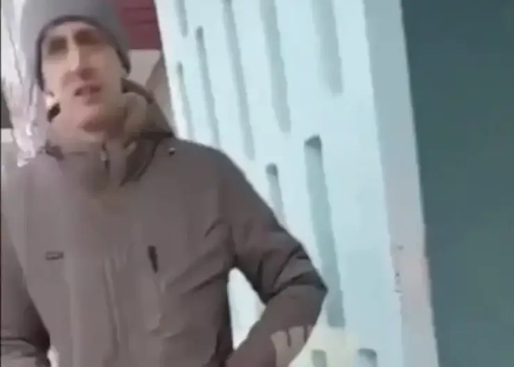 «Знаешь эту дядьку?»: в Красноярске мужчина прогнал незнакомца, беседующего с девочкой у подъезда
