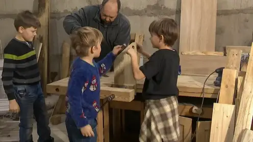 Новая столярная мастерская открылась  при церкви в Солонцах под Красноярском: там же плетут маскировочные сети для участников СВО