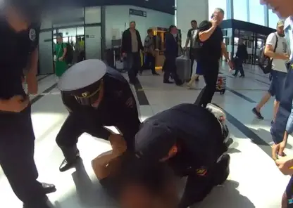 Транспортная полиция «скрутила» хулигана в новосибирском аэропорту Толмачево