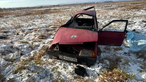 В Красноярском крае водитель на летней резине съехал с трассы в кювет и погиб