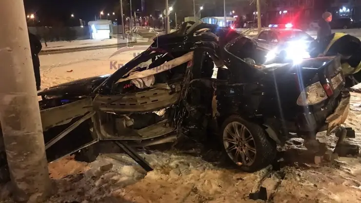 В Красноярске ночью 21-летний водитель BMW на высокой скорости влетел в столб