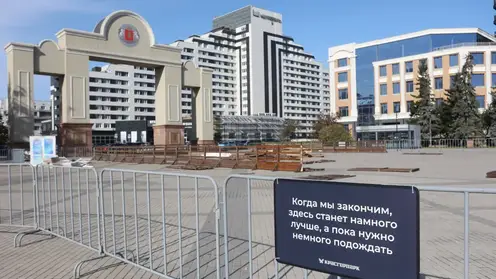 В Красноярске начали устанавливать каток на Стрелке: когда начнут заливать?