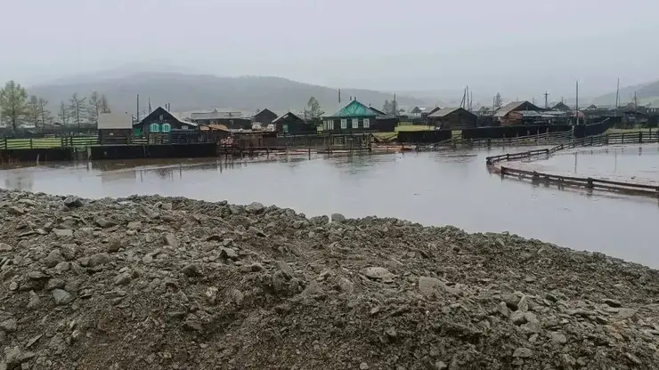 Паводок и снегопад пришли в Закаменский район Бурятии