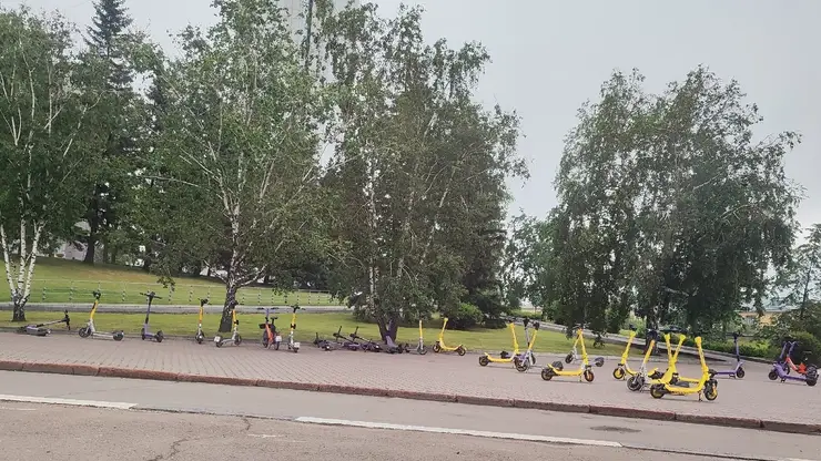 В Красноярском крае водители электросамокатов совершили наезд на несовершеннолетних