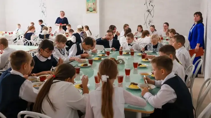 В Красноярском крае дети из многодетных семей будут бесплатно питаться в школах и техникумах