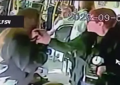 Кондуктор оттаскала школьницу за волосы в Новосибирске, усомнившись в её проездном