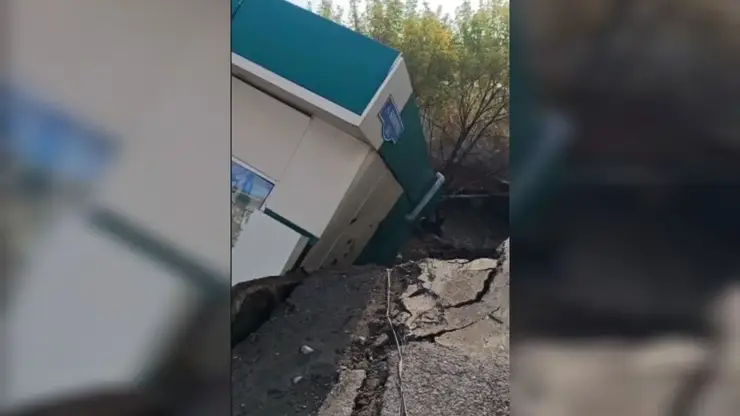 В Красноярске торговый павильон повис над пропастью