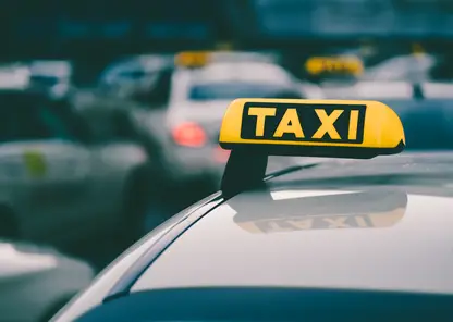 В Красноярске таксист предстанет перед судом за кражу 150 тысяч рублей у уснувшего пассажира