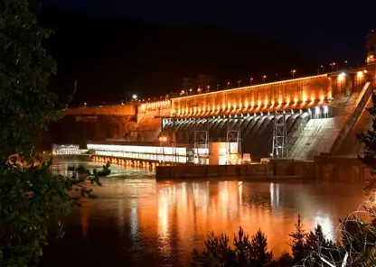На красноярской ГЭС зажгли праздничную подсветку в честь 61-летия Дивногорска