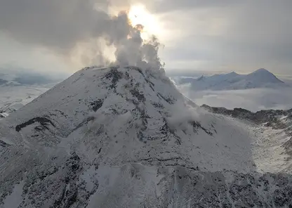 Вулкан Безымянный начал извергаться на Камчатке