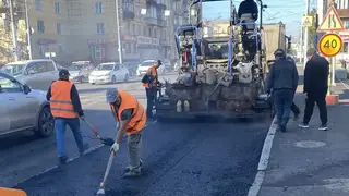 Водителей просят искать пути объезда из-за укладки асфальта на Свободном в Красноярске Водителей просят искать пути объезда из-за укладки асфальта на Свободном в Красноярске