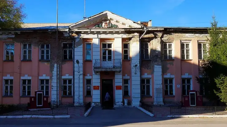 Бывшее здание военкомата в стиле сталинского ампира продают почти за 50 млн рублей в Новосибирске