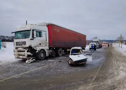 «Ока» столкнулась с фурой на трассе в Красноярском крае: погибли три человека