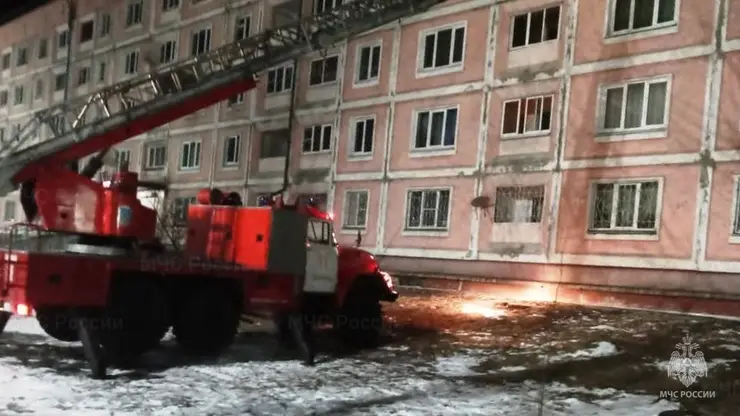 В Иркутской области огнеборцы спасли из горящего дома 13 человек