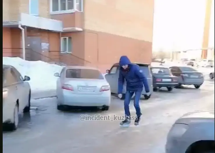 Житель Кемеровской области из-за гололеда добирался до работы на коньках