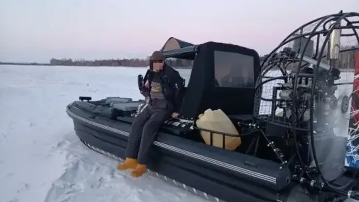 Замерзающий посреди реки: спасатели Кузбасса эвакуировали мужчину с заглохшей аэролодки