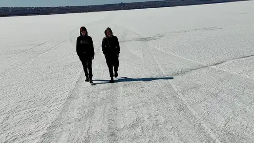 В Краснотуранском районе со льда Красноярского водохранилища эвакуировали подростков