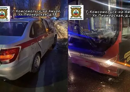 В Комсомольске-на-Амуре легковушка врезалась в рейсовый автобус с десятью пассажирами