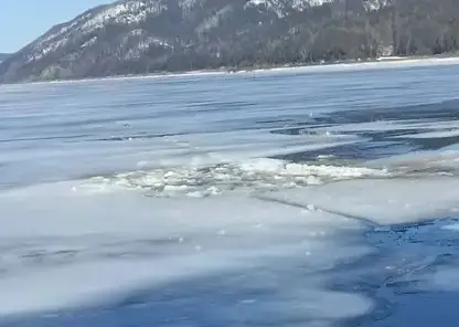 В Красноярском крае за неделю второй автомобиль провалился под лед: водитель успел выбраться