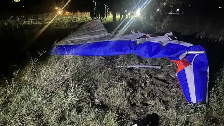 Пилот погиб при падении мотопараплана в Алтайском крае, зацепившись за электропровода