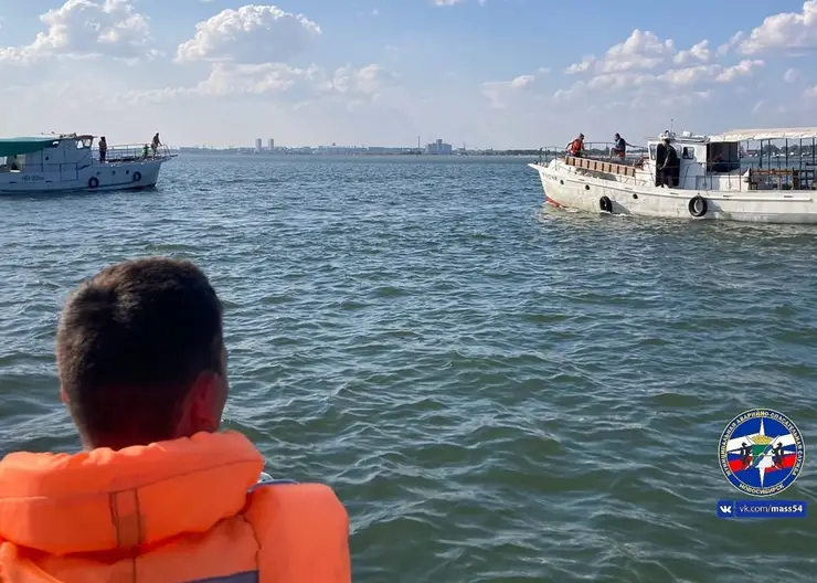 В Новосибирске катер застрял посреди реки Обь 