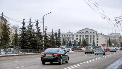 Жителям Красноярска рассказали, откуда взялась грязь на городских дорогах