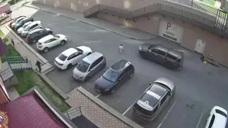 В Абакане сбили трехлетнюю девочку, которая выбежала на дорогу возле парковки