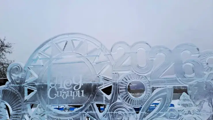 Мастера со всего мира создают скульптуры на фестивале «Волшебный лёд Сибири» в Красноярске