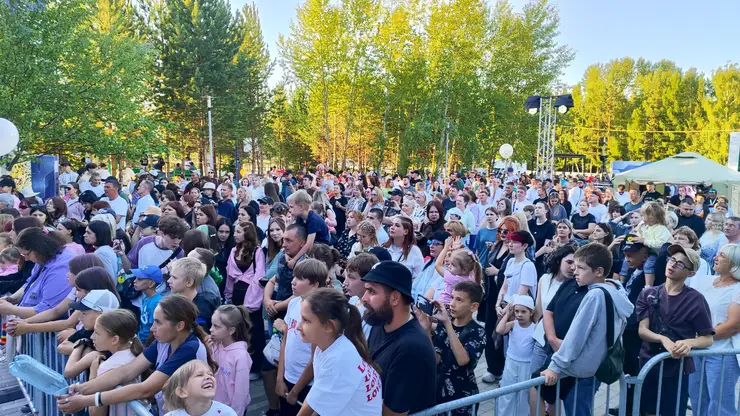 Цифровая ведущая и нейродискотека: в Таёжном День металлурга отметили в необычном формате