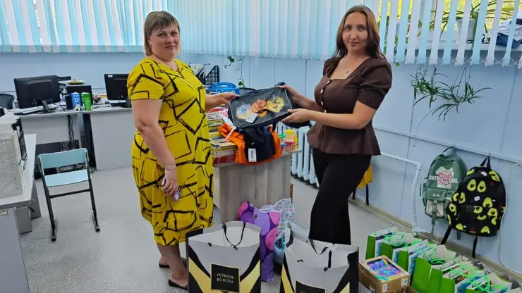 Волонтеры Богучанской ГЭС подарили школьникам «Чемодан добра»