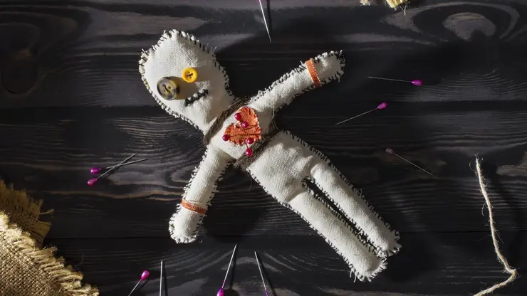 Шокирующая находка в Приморье: работники морга вшили в труп куклу вуду, чтобы провести обряд