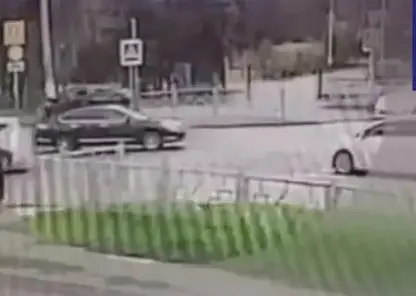 В Бердске автомобиль влетел в пешеходов, пострадали двое малышей и девушка