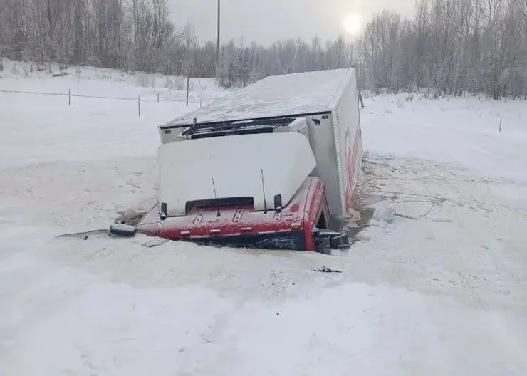Грузовик провалился под лед в Томской области