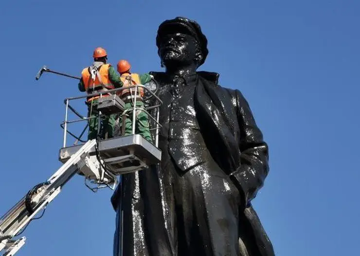 В Красноярске помыли памятник Ленину