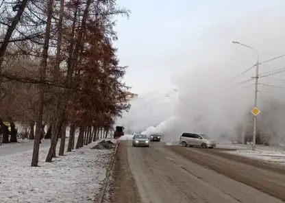 В Красноярске коммунальщики вентилируют тепловую камеру в районе цирка