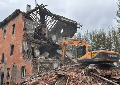 В Ленинском районе Красноярска сносят аварийную трехэтажку