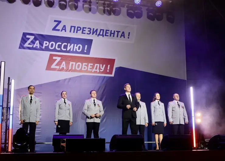 В Красноярске провели митинг-концерт в поддержку Вооружённых сил РФ