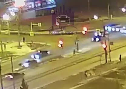 Водитель сбил школьника, перебегающего дорогу на «красный» в Красноярске. Ребенок в больнице (видео)