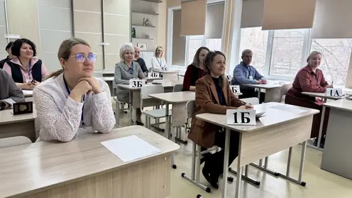Родители красноярских школьников сели за парты сдавать ЕГЭ