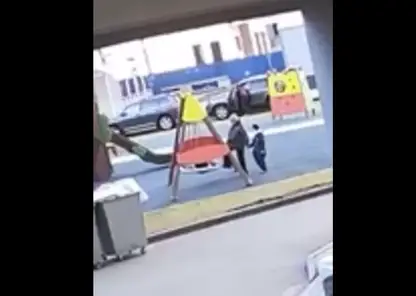 В Красноярске женщина пнула ногой 10-летнюю девочку на детской площадке