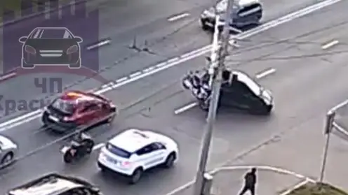 Мотоциклист на скорости врезался в автомобиль на Высотной