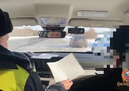 Водителя маршрутки, лишённого прав, задержали на трассе в Красноярском крае