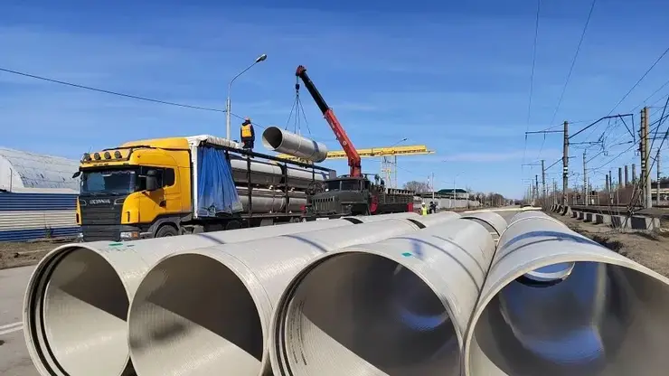 В Красноярск привезли первую партию труб для ремонта коллектора на Семафорной
