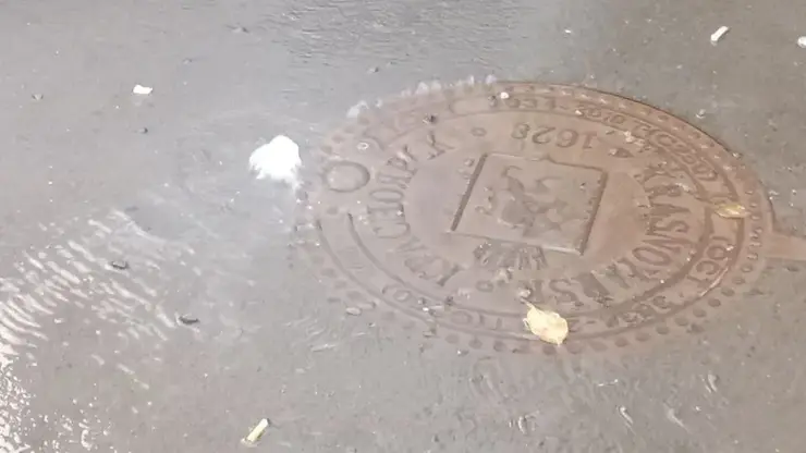 В Красноярске вторые сутки топит двор в Октябрьском районе