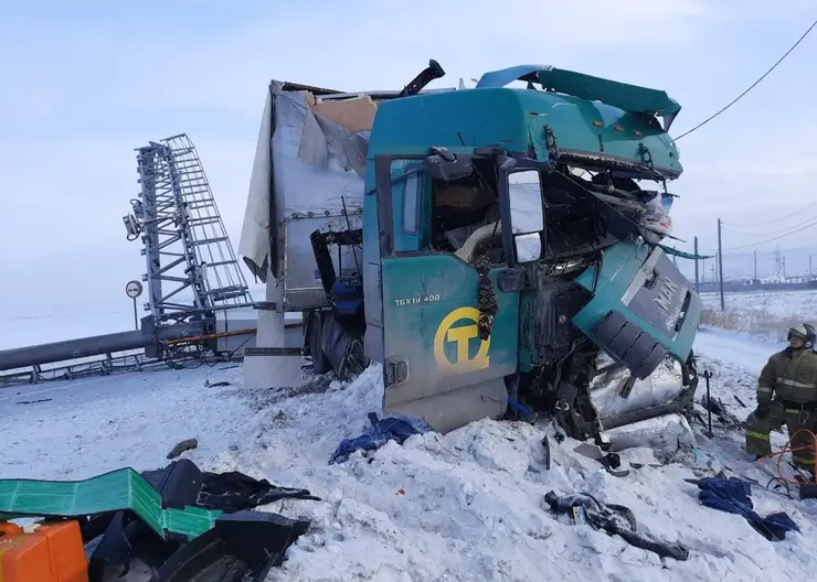 В Иркутской области большегруз снес комплекс фотовидеофиксации